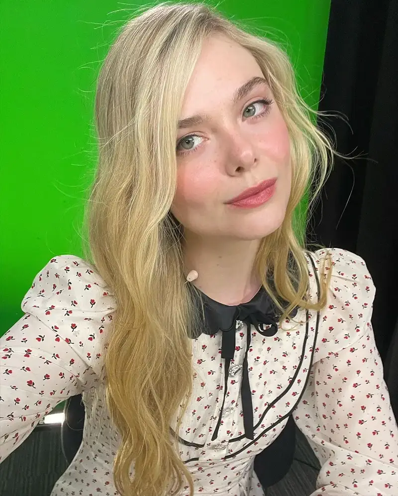 دختر چشم آبی با موی طلایی هایلایت شده با پیرهن گلدار